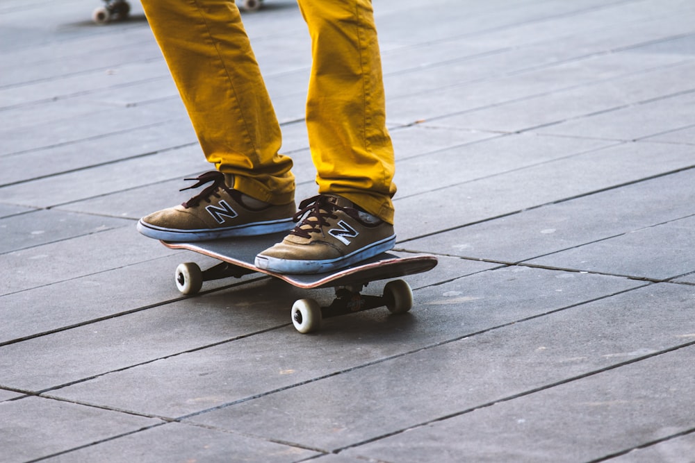 pessoa em pé no skate