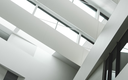 Modernus buto interjeras su pilkais tonais ir paprastomis formomis.