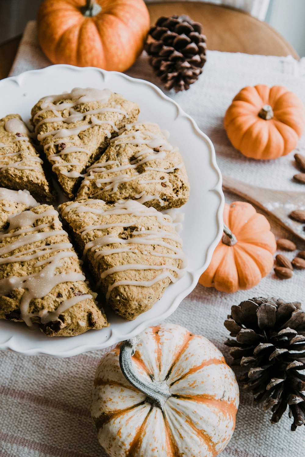 Biscotti al forno su piatto di ceramica bianca