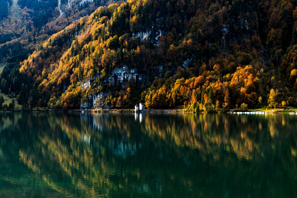Fotografía de paisaje de lago cerca de la montaña