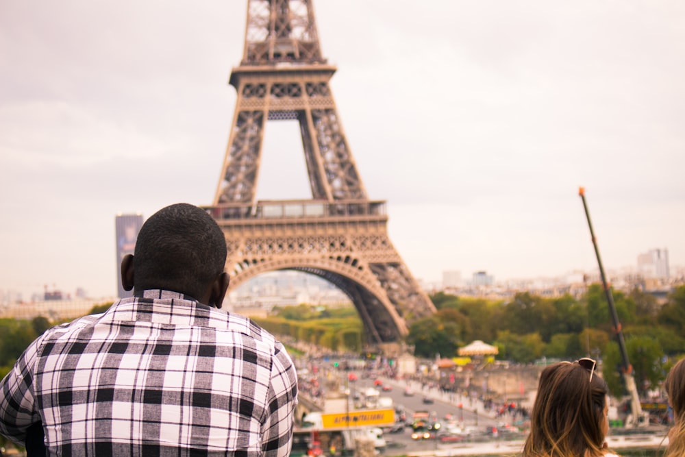 man looking at Eiffel Tower during daytime