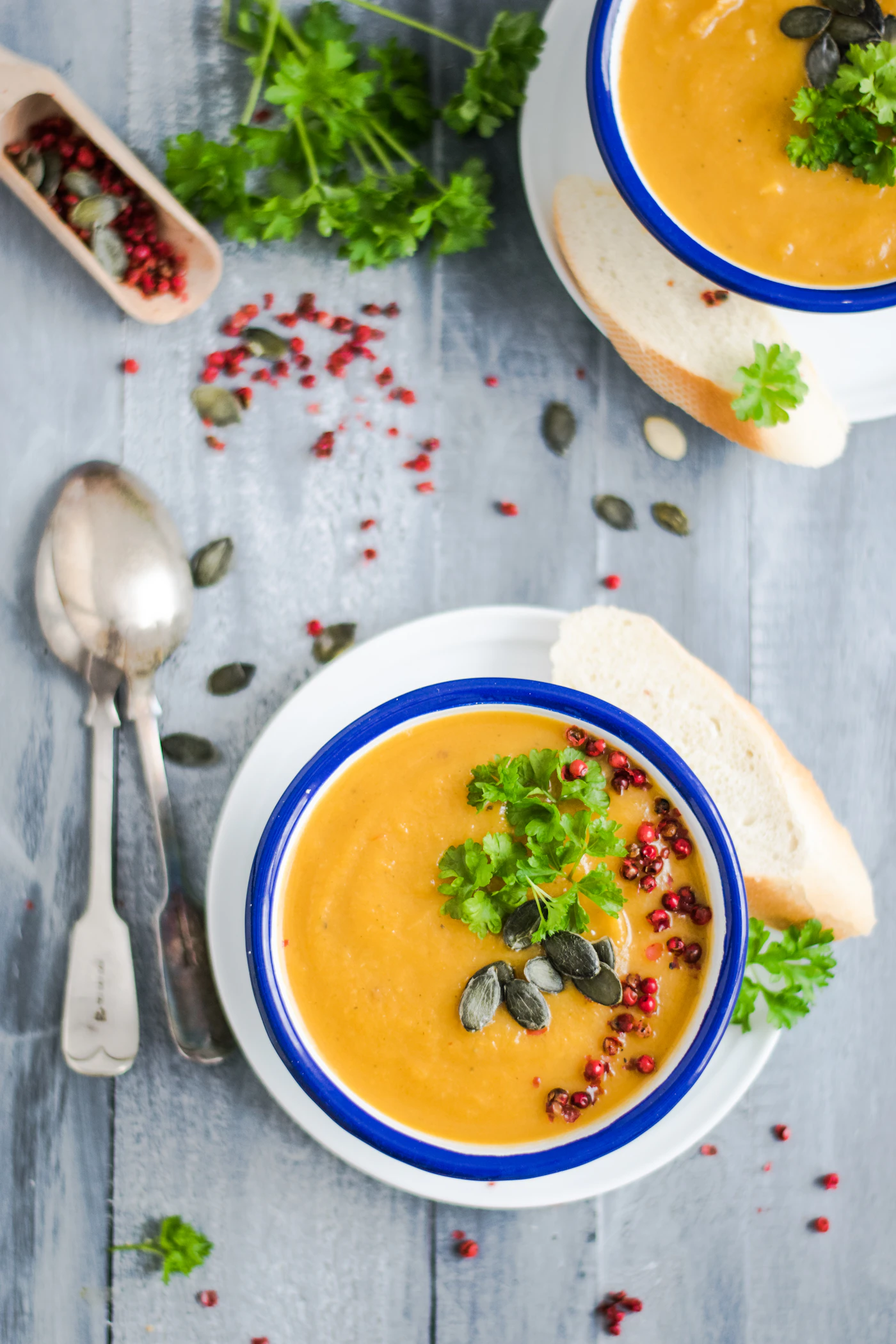 Comida casera servida desde una olla