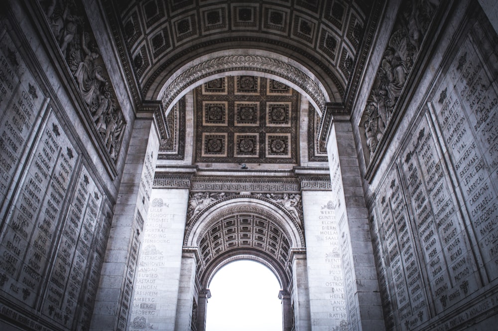 Photo en contre-plongée d’un bâtiment en forme de dôme en béton