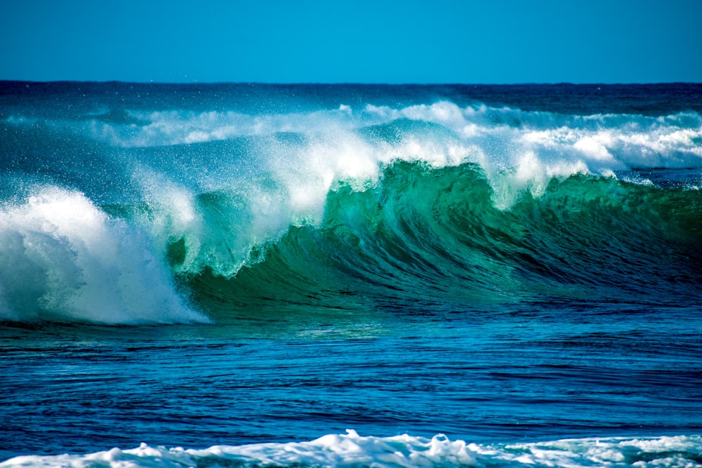 sea waves during day time