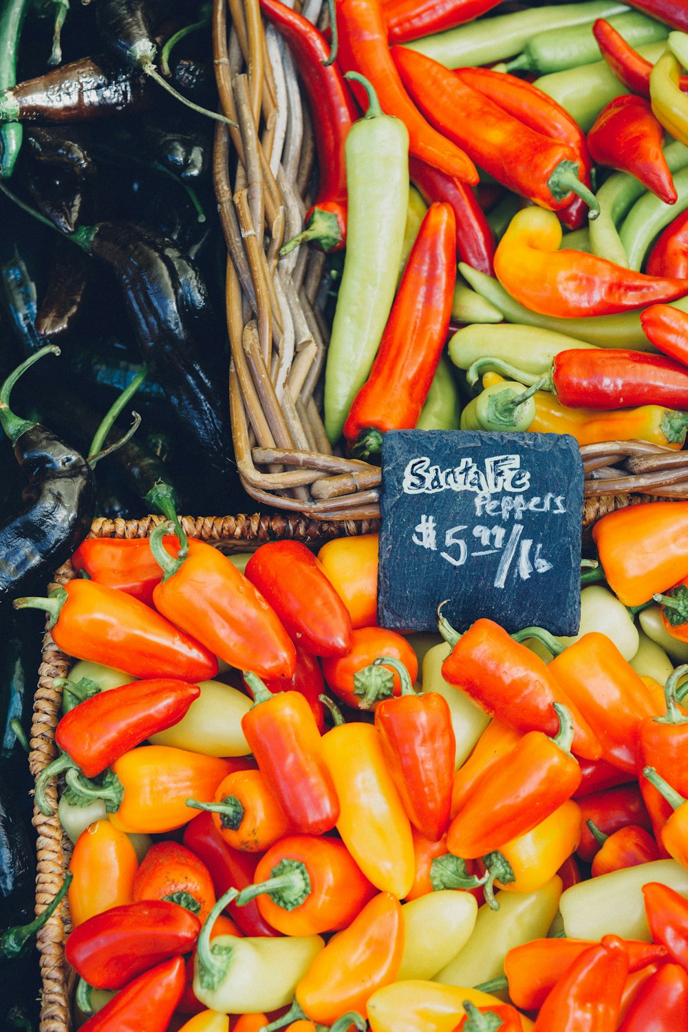 pimiento naranja y jalapeños de varios colores