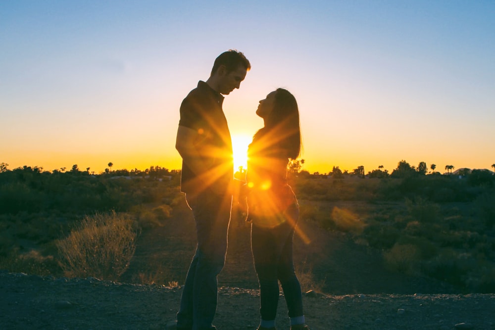 luz del sol entre pareja de pie en la fotografía de la carretera