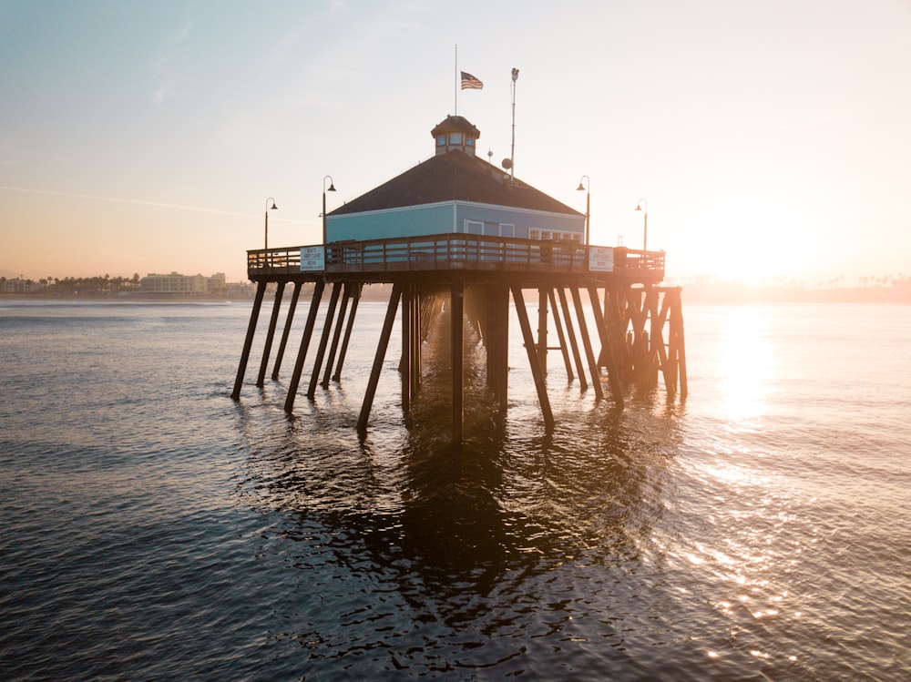 Casa rodeada de cuerpo de agua bajo el amanecer