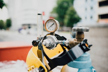 black and yellow oxygen tank at daytime