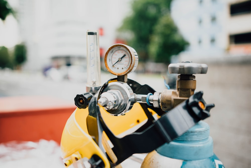 black and yellow oxygen tank at daytime