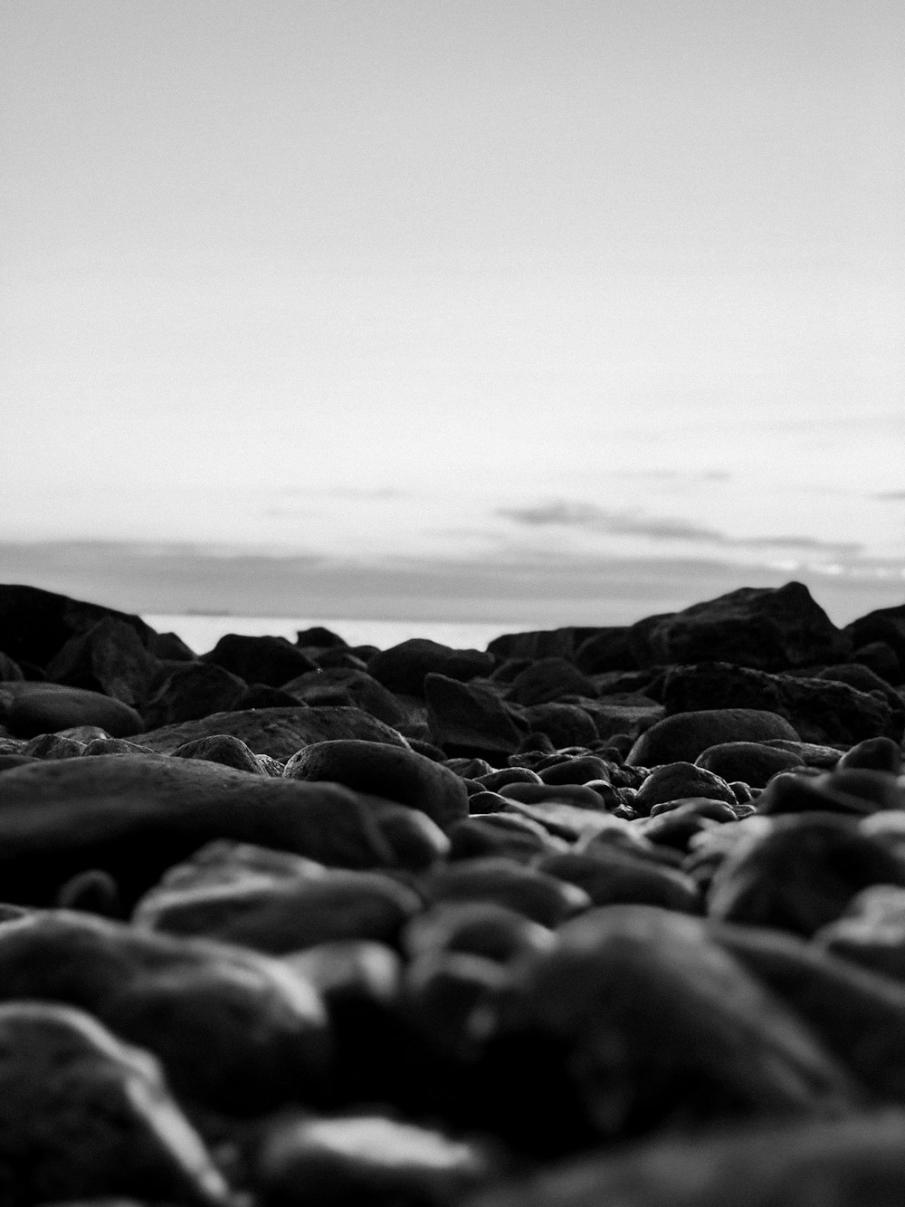 Graustufenfotografie von Steinen