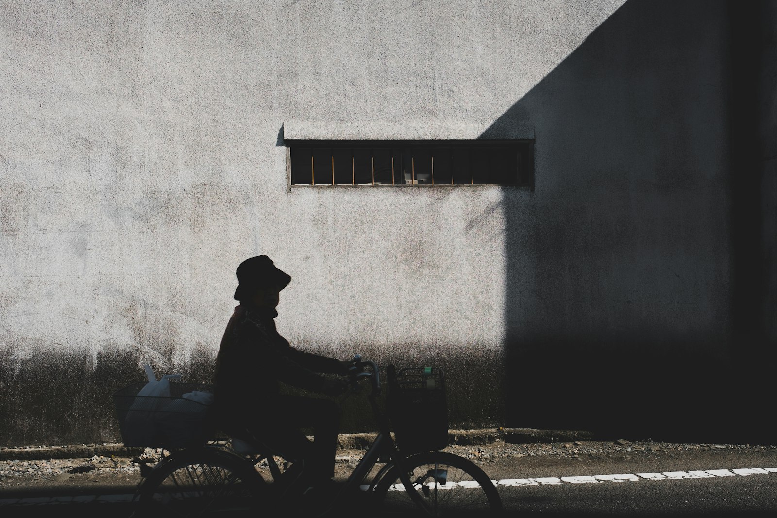 Fujifilm XF 23mm F1.4 R sample photo. Silhouette of man riding photography