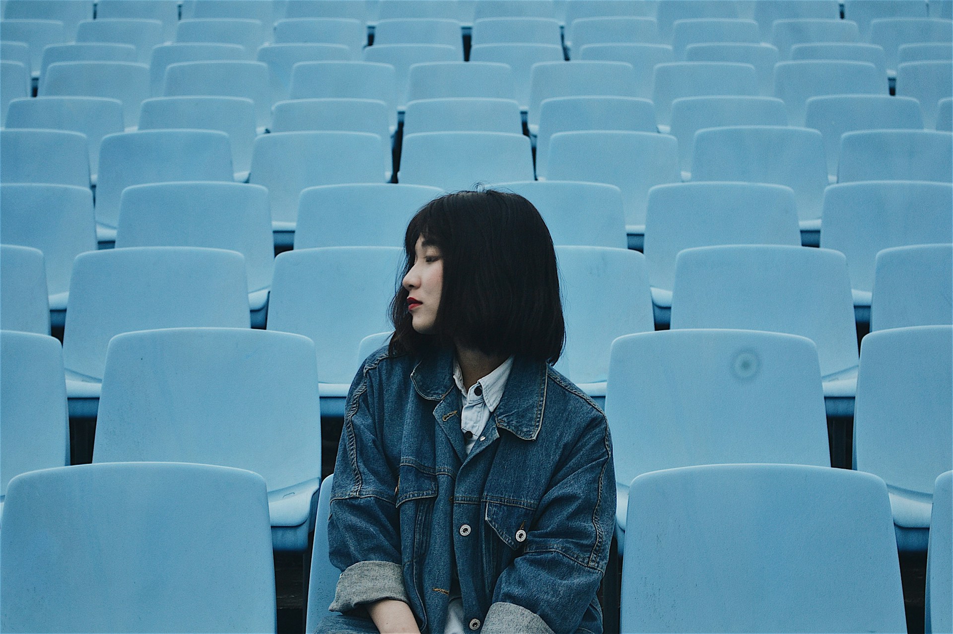 gray computer monitor