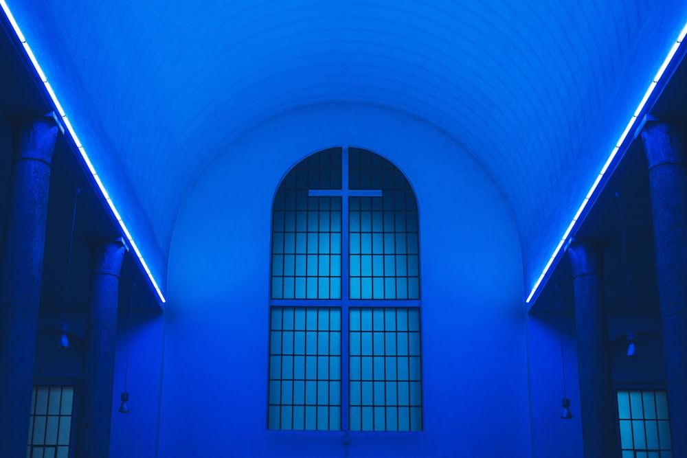 白い十字架に面した青い照明の天井