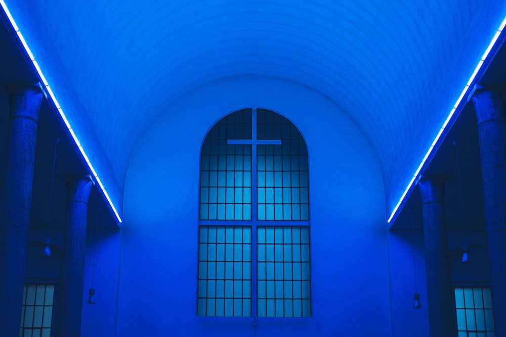 Plafond éclairé en bleu donnant sur la croix blanche