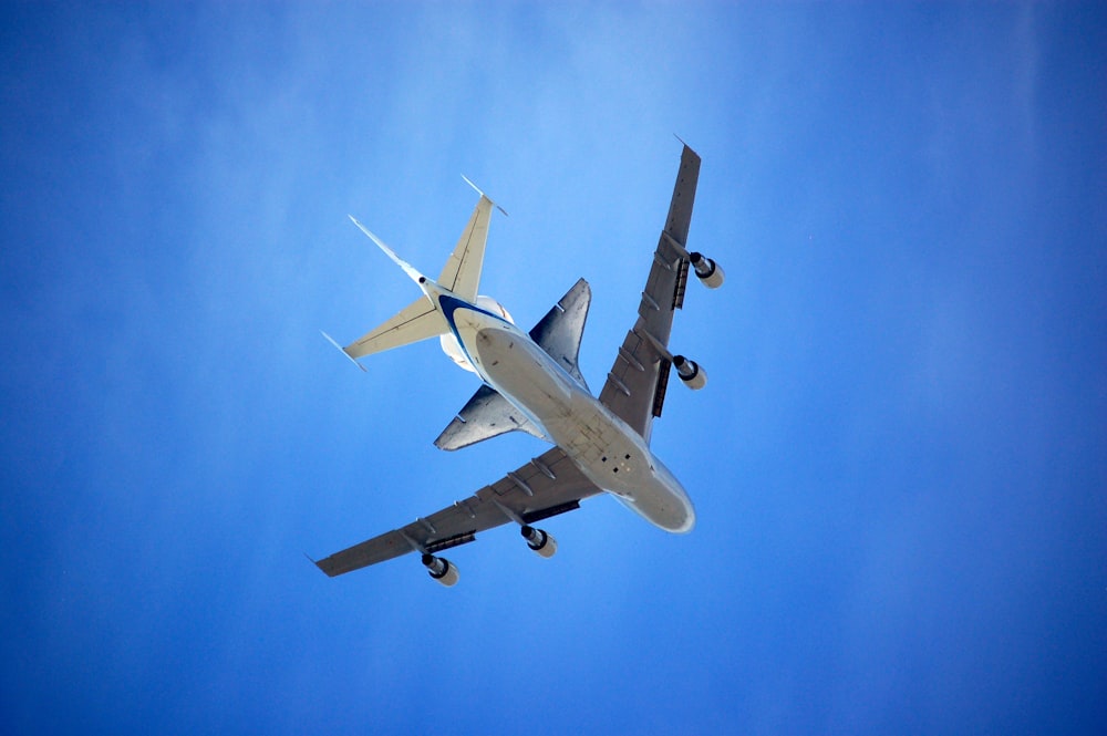 空に浮かぶ白い飛行機のローアングル写真