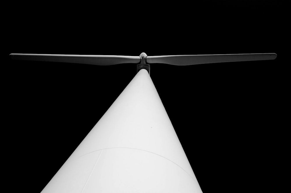 Una foto en blanco y negro de una turbina eólica