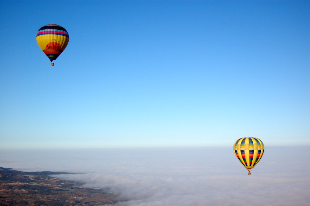 Dos globos aerostáticos sobrevolando el cielo