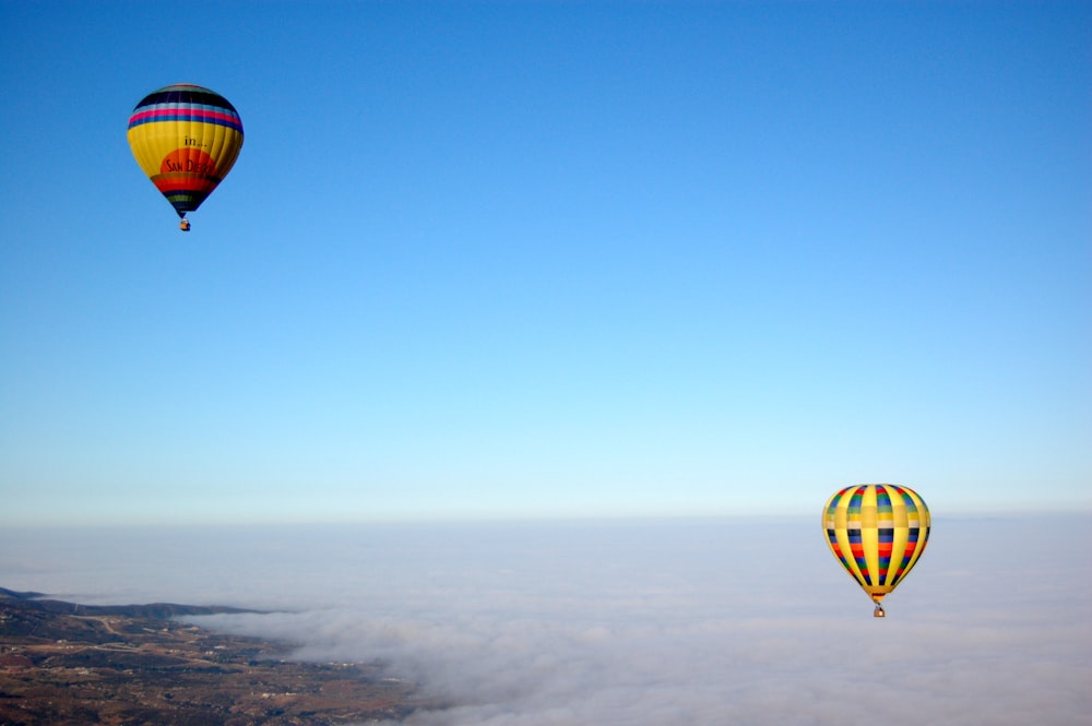 Zwei Heißluftballons fliegen über den Himmel