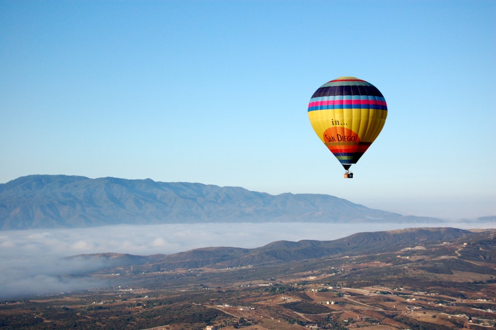 montgolfière volant dans le ciel