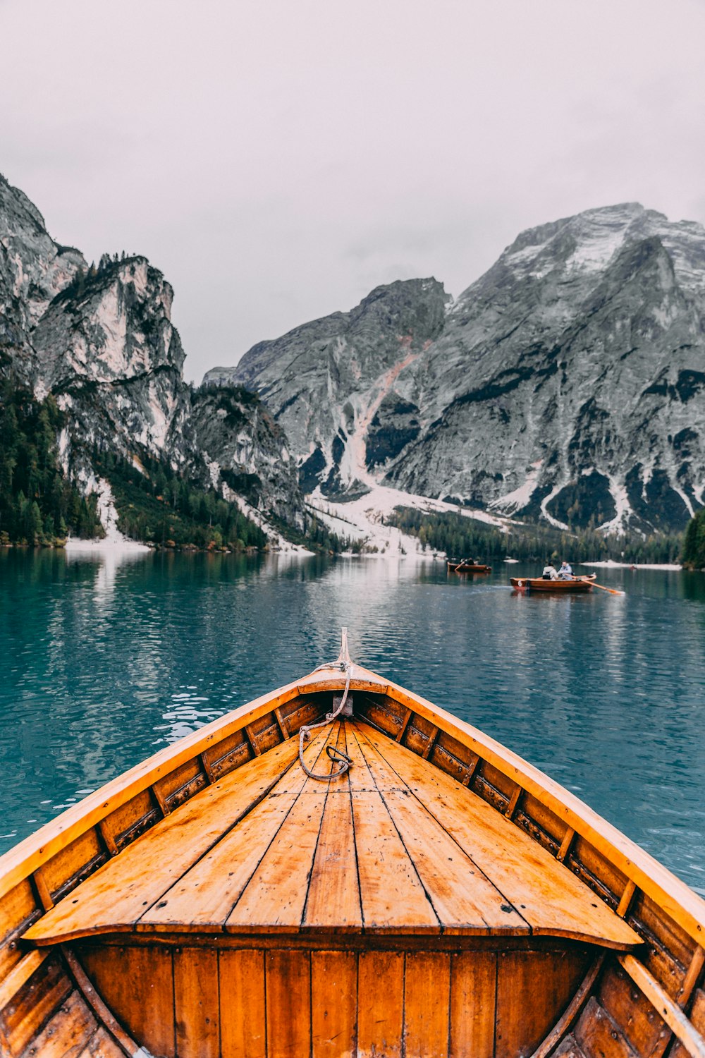 personnes dans un bateau en bois brun