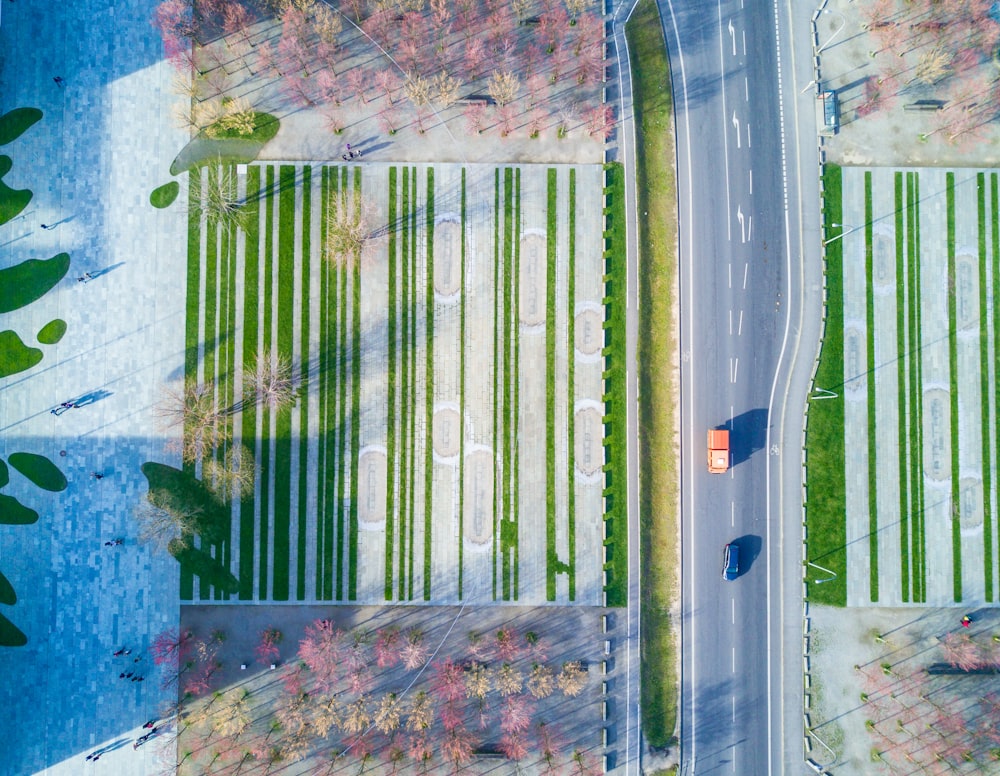 Foto de vista aérea de dos coches en la autopista