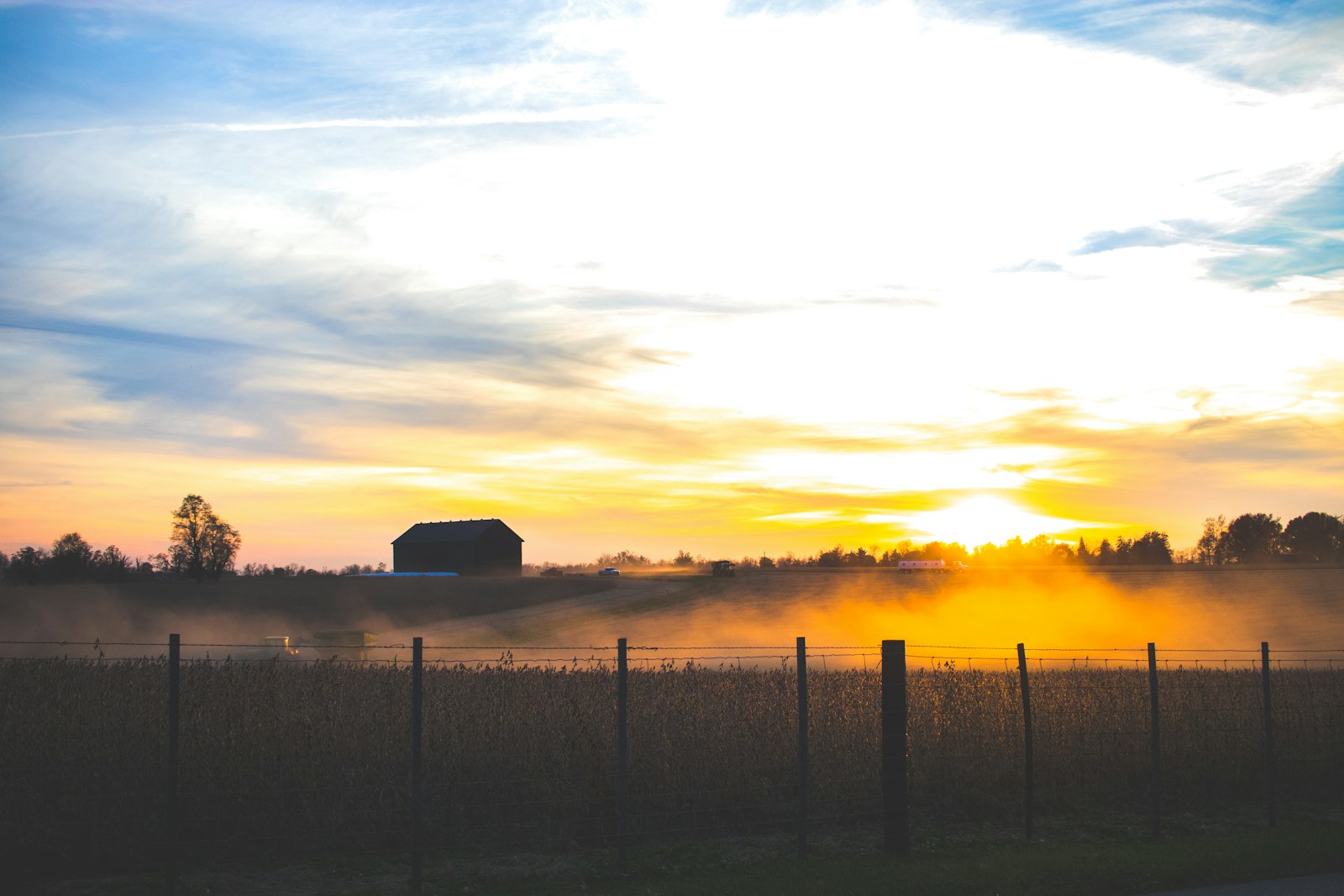 Canon EOS 800D (EOS Rebel T7i / EOS Kiss X9i) + Canon EF-S 24mm F2.8 STM sample photo. Silhouette of barn during photography