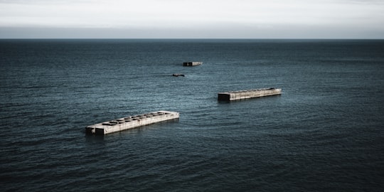 aerial photo of trailers on body of water in Arromanches-les-Bains France