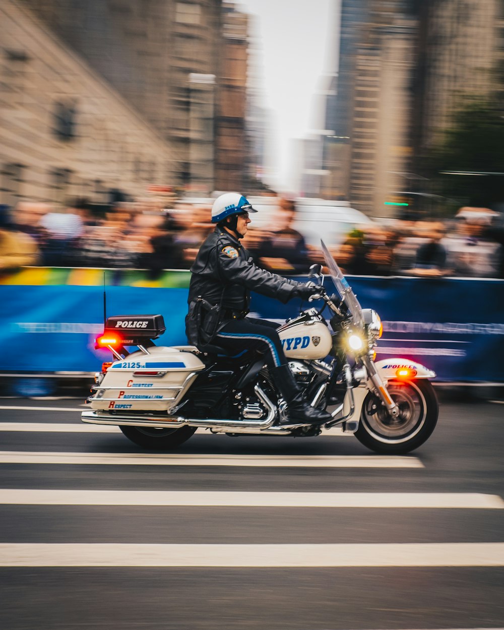 Polizist auf weißem Motorrad