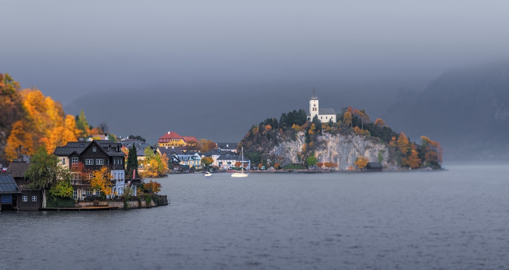 isola circondata da uno specchio d'acqua