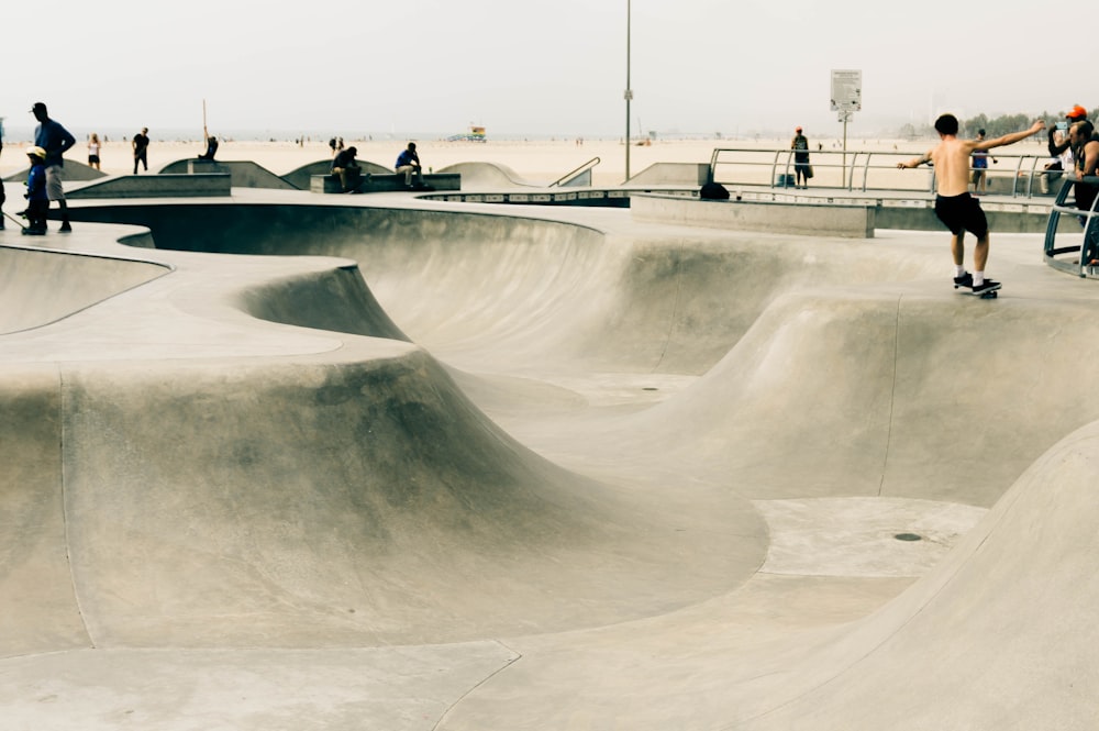 hommes faisant du skateboard pendant la journée