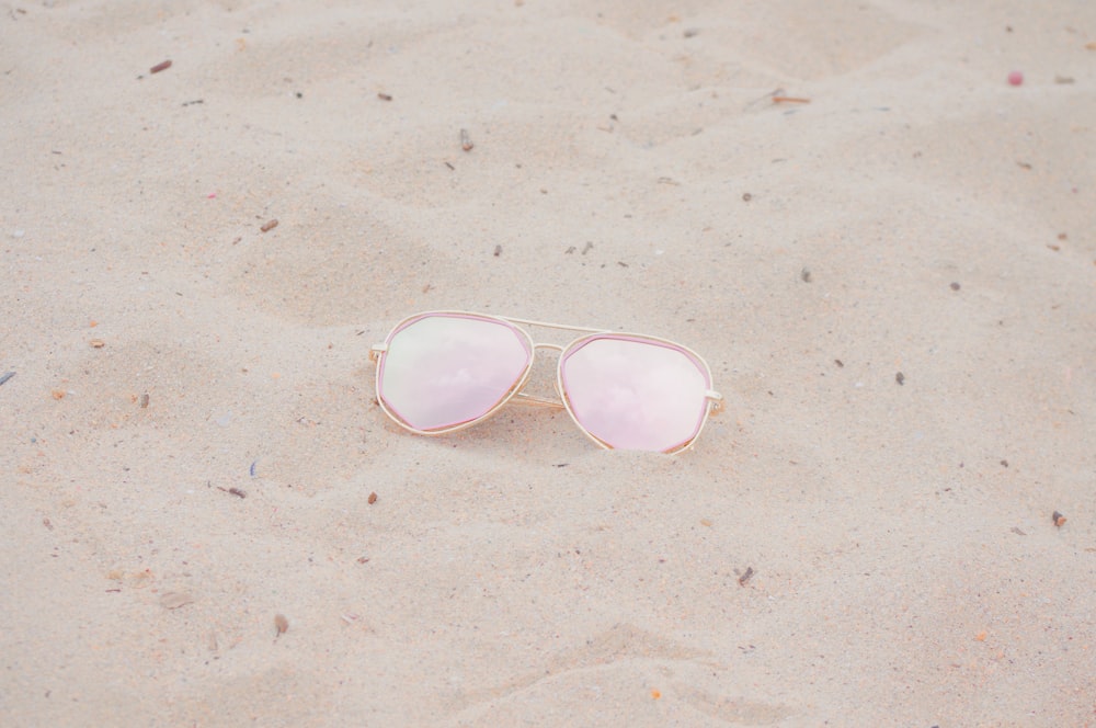 occhiali da sole in stile aviatore con montatura argento sulla sabbia
