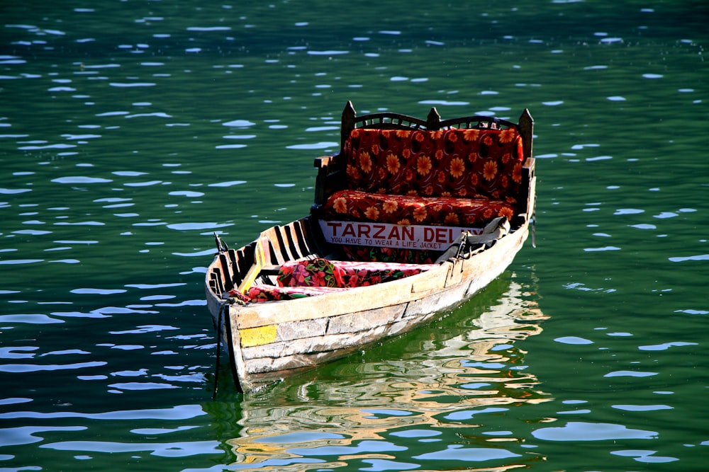 barca di legno marrone sullo specchio d'acqua