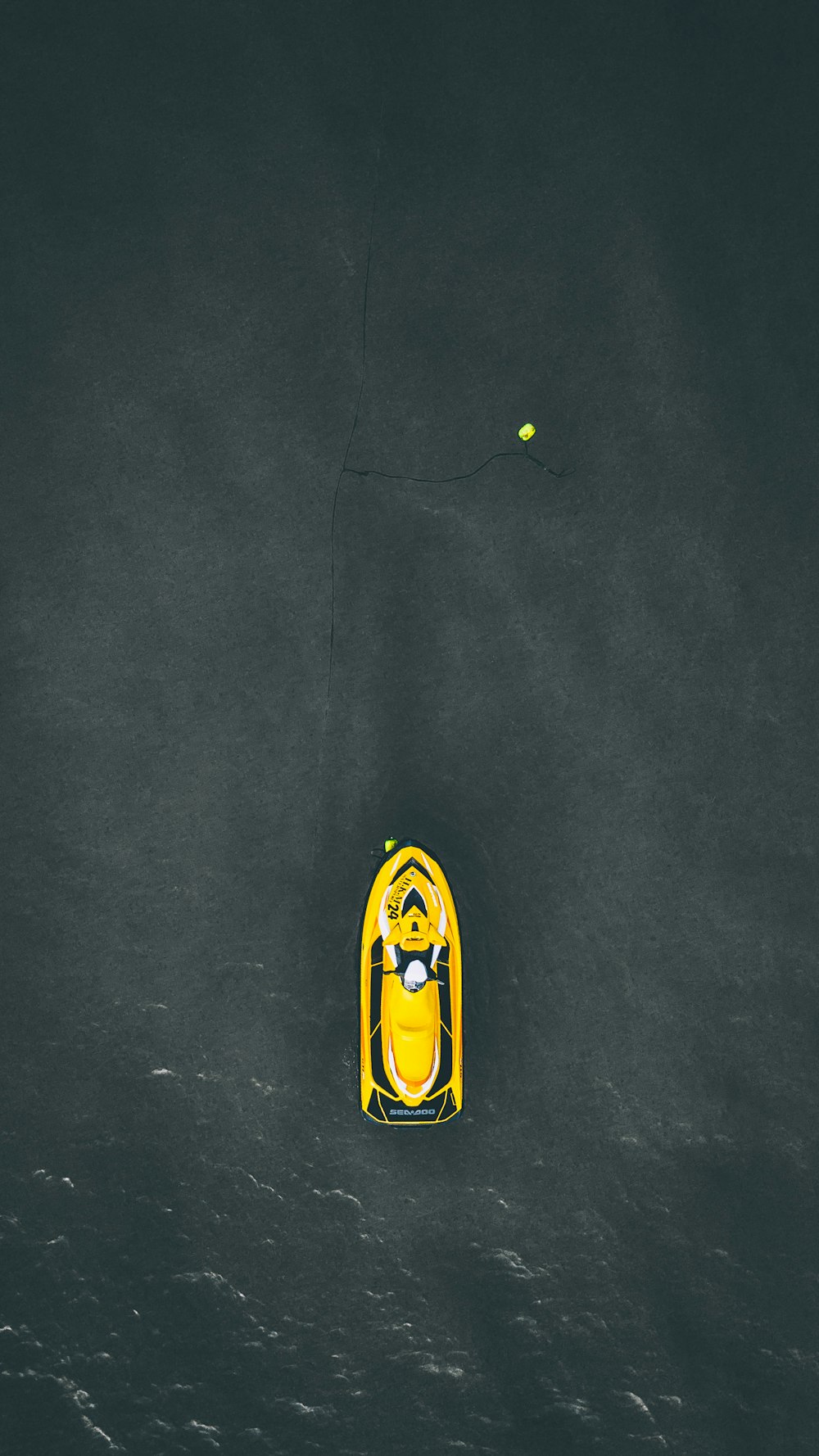 Photographie aérienne d’un hors-bord sur plan d’eau