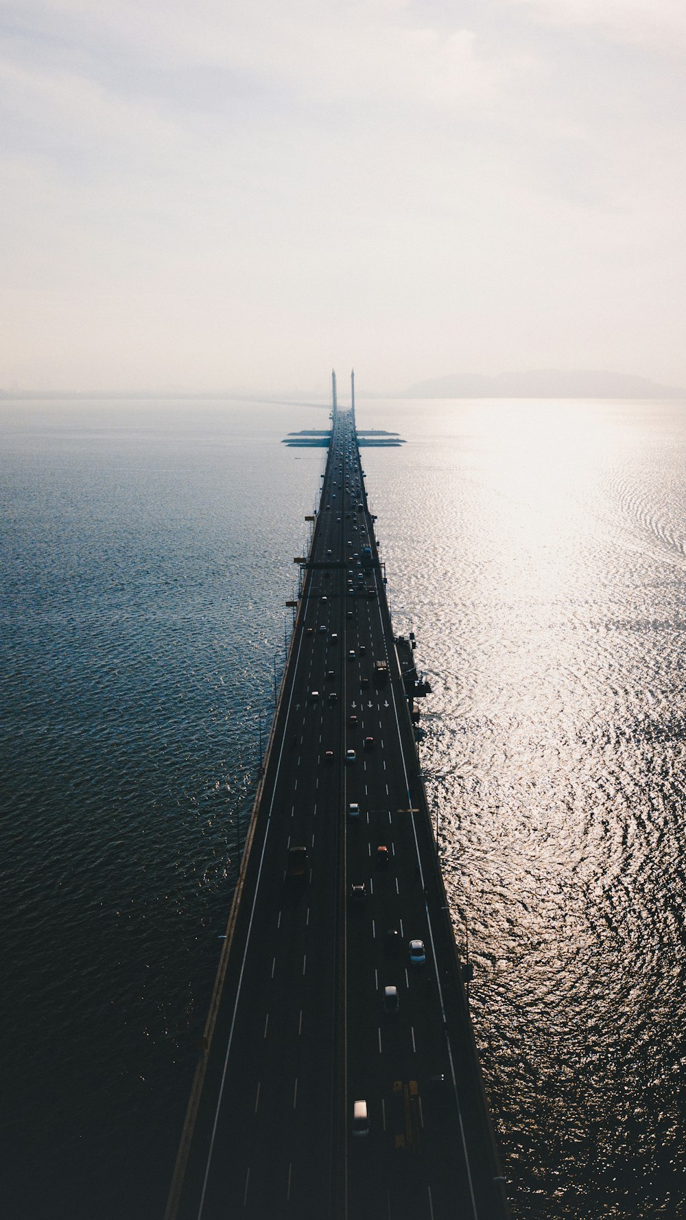 pont sur un plan d’eau pendant la journée