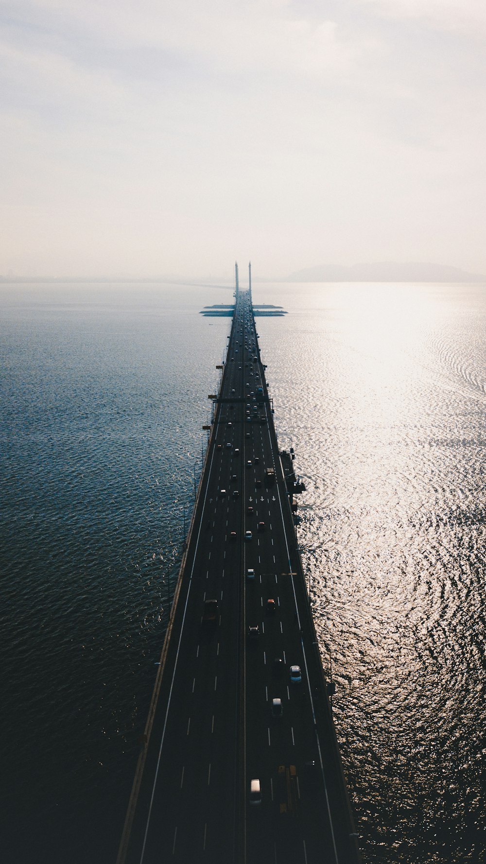 Brücke auf Gewässer tagsüber