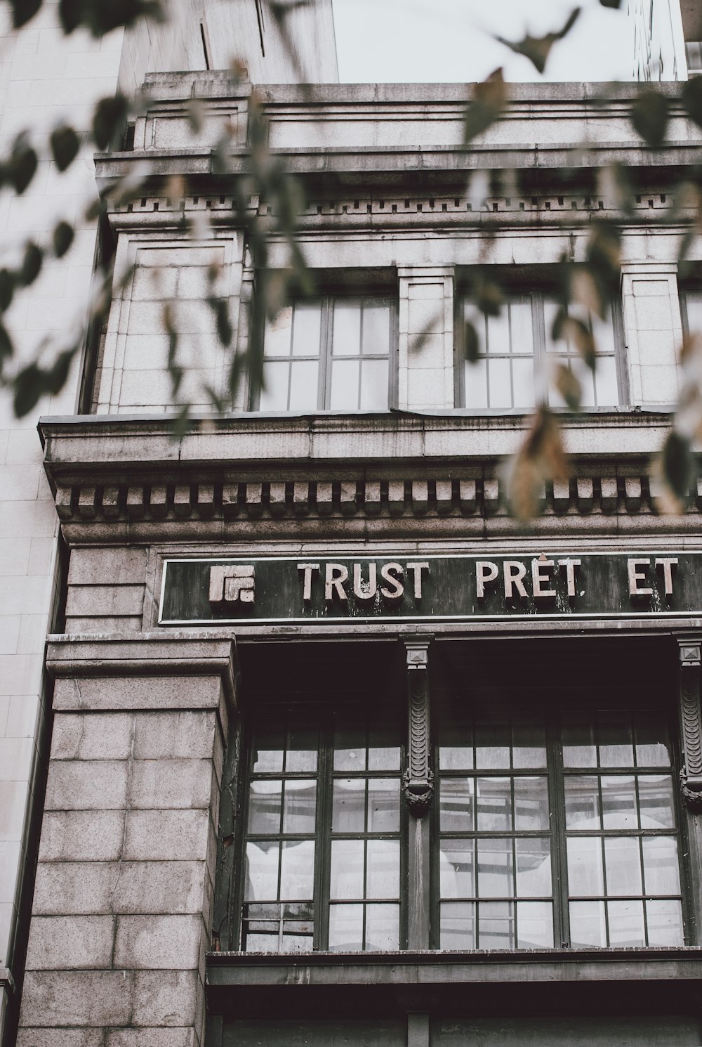 Trust Pret Et building