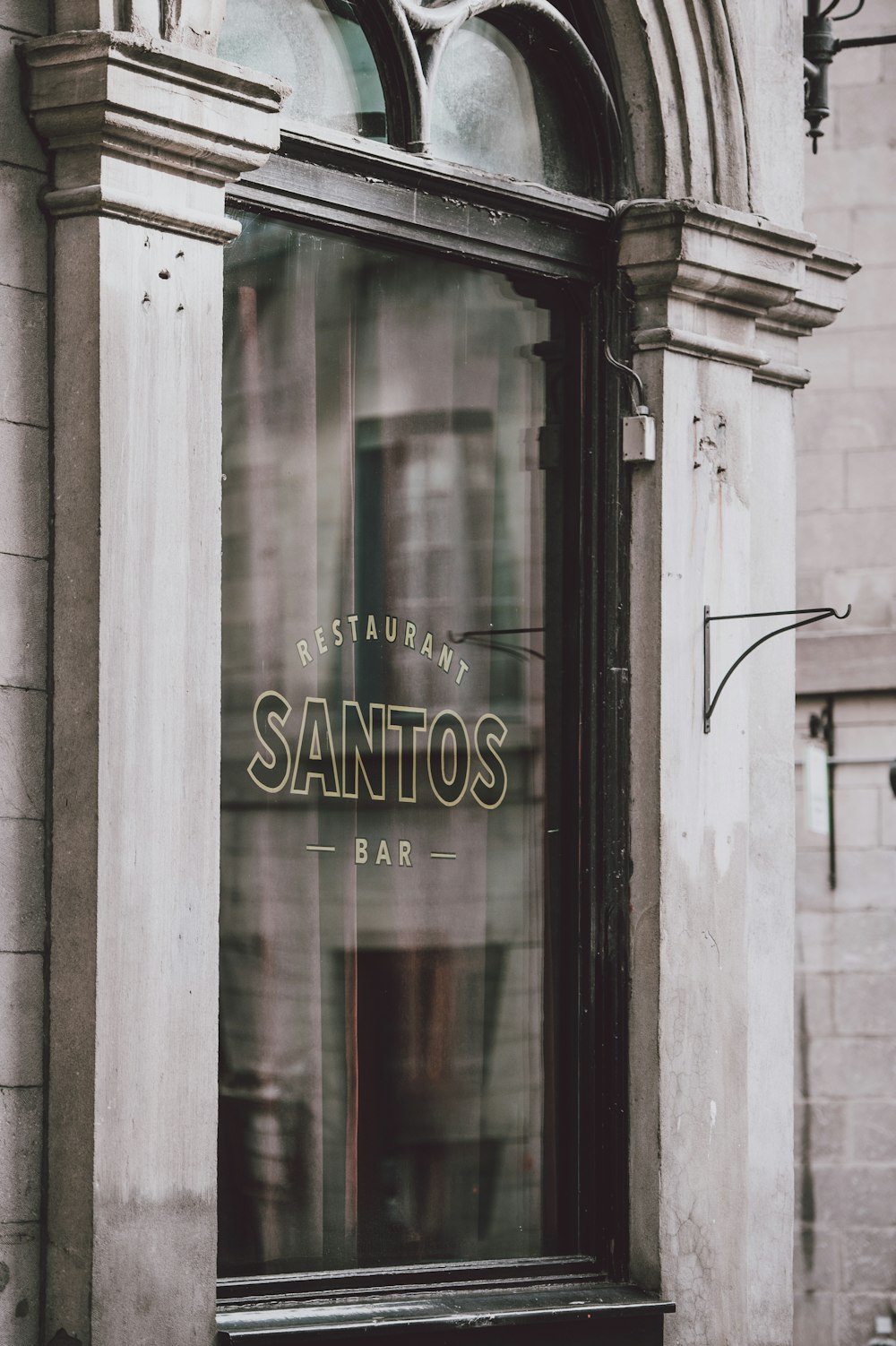 closed Restaurant Santos Bar sign