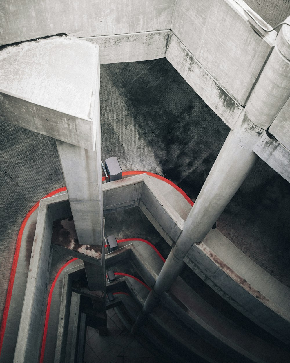 Graues und rotes Betongebäude tagsüber