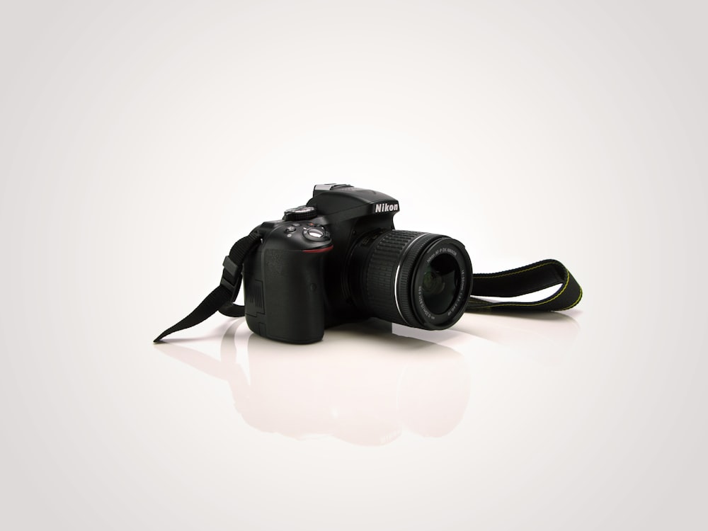 câmera DSLR Nikon preta