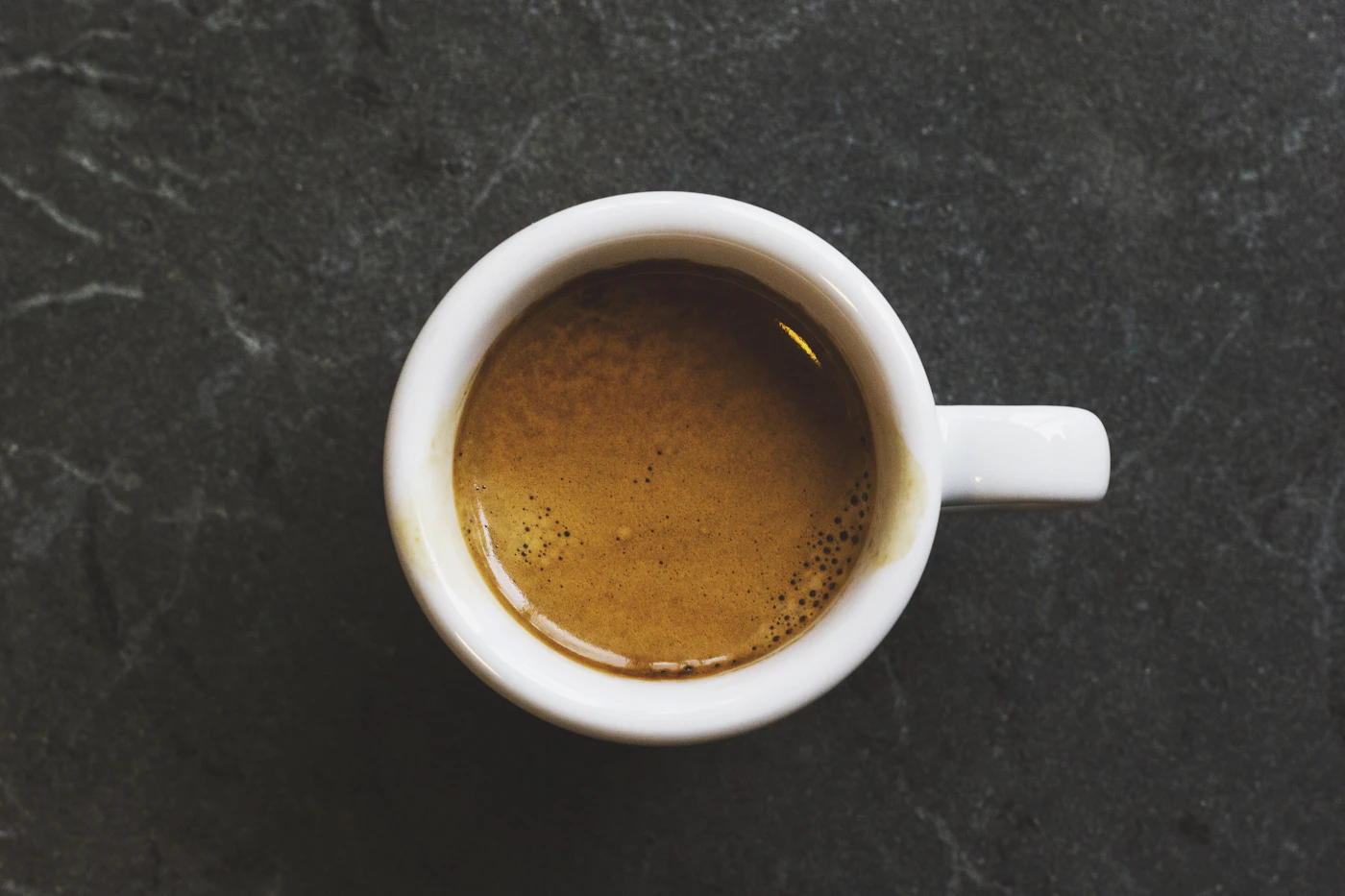 Taza de café con vapor en mesa de madera