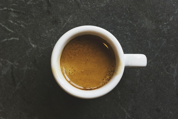 Espresso v šálku s bohatou cremou