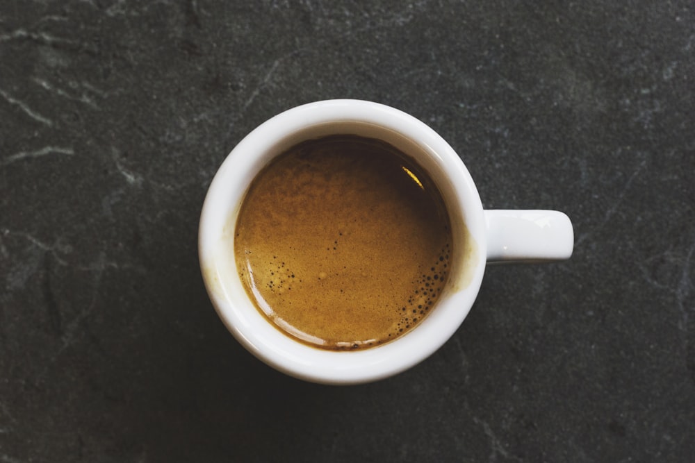 caneca de cerâmica branca recheada com café