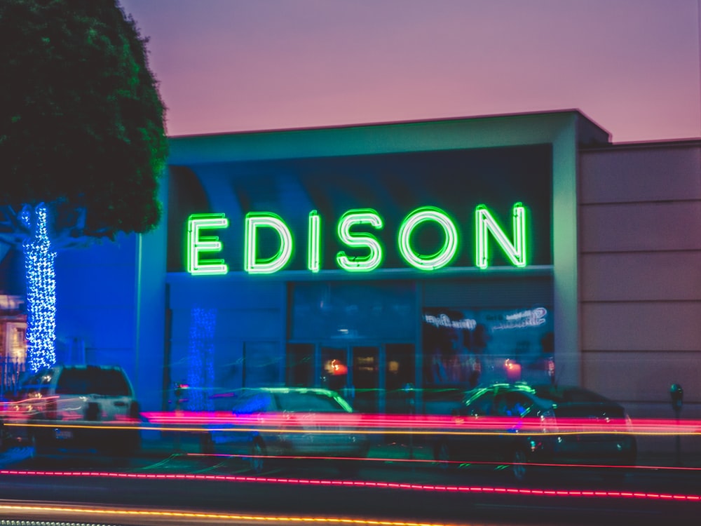 trois véhicules garés devant l’édifice Edison