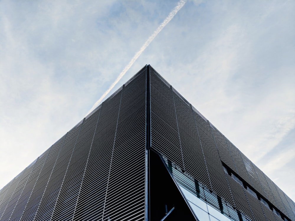 grand bâtiment noir pendant la journée