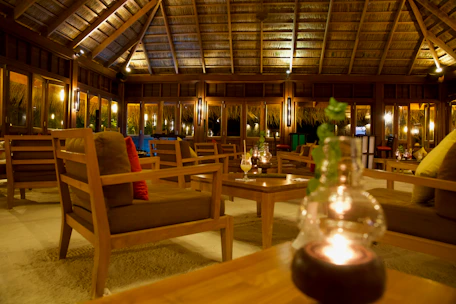 Cozy lounge area with warm lighting and comfortable seating at Vértice Resto Lounge.