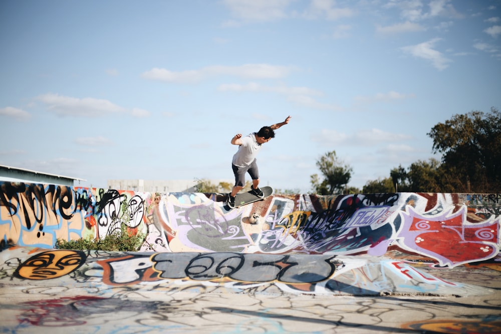 Mann fährt Skateboard und macht tagsüber Stunts