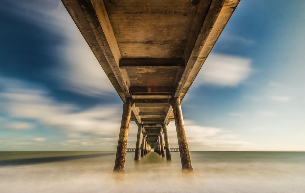 muelle de madera marrón sobre el cuerpo de agua en la fotografía de lapso de tiempo