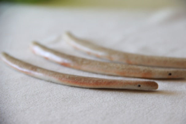 Three sizes of saunapearls molds displayed on a warm wooden surface with soft beige background.