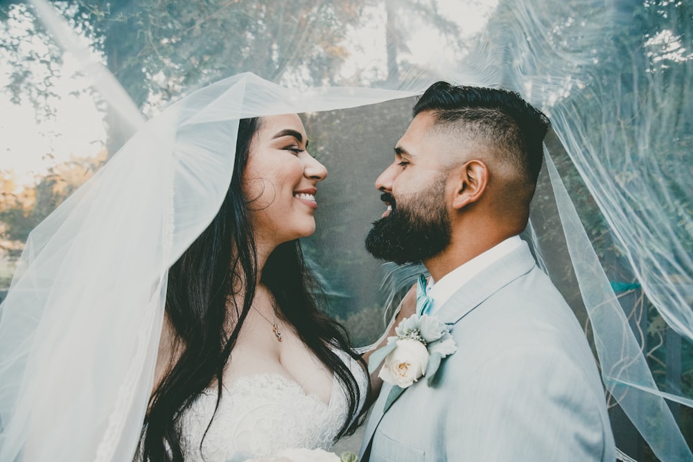 Mann und Frau in der Hochzeit während des Tages