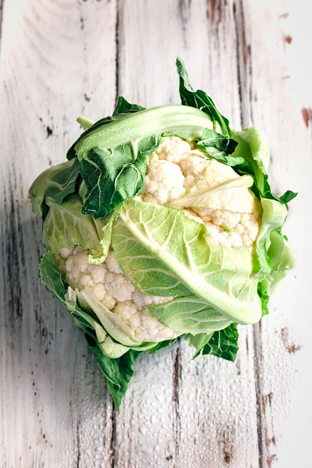 Blumenkohl auf weißer Holzoberfläche